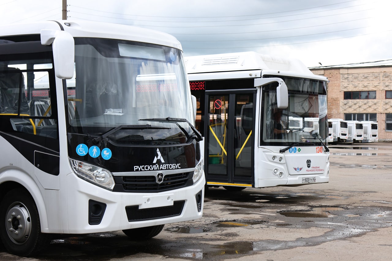 Автопарк Рязани пополнился 20 новыми автобусами Городской автопарк пополнился новыми низкопольными автобусами среднего класса. Общая вместимость общественного транспорта – не менее 52 пассажиров.