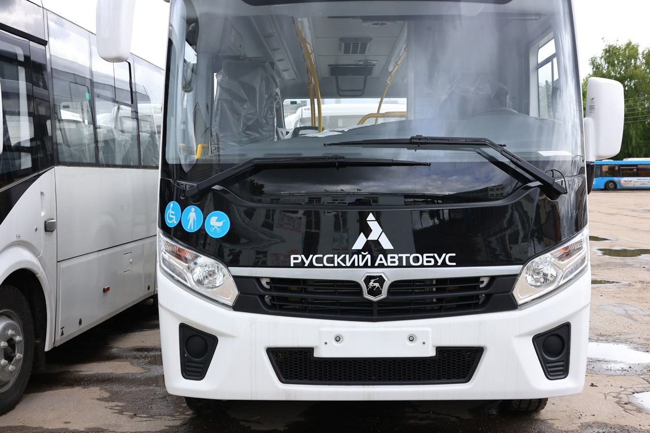 Автопарк Рязани пополнился 20 новыми автобусами Городской автопарк пополнился новыми низкопольными автобусами среднего класса. Общая вместимость общественного транспорта – не менее 52 пассажиров.