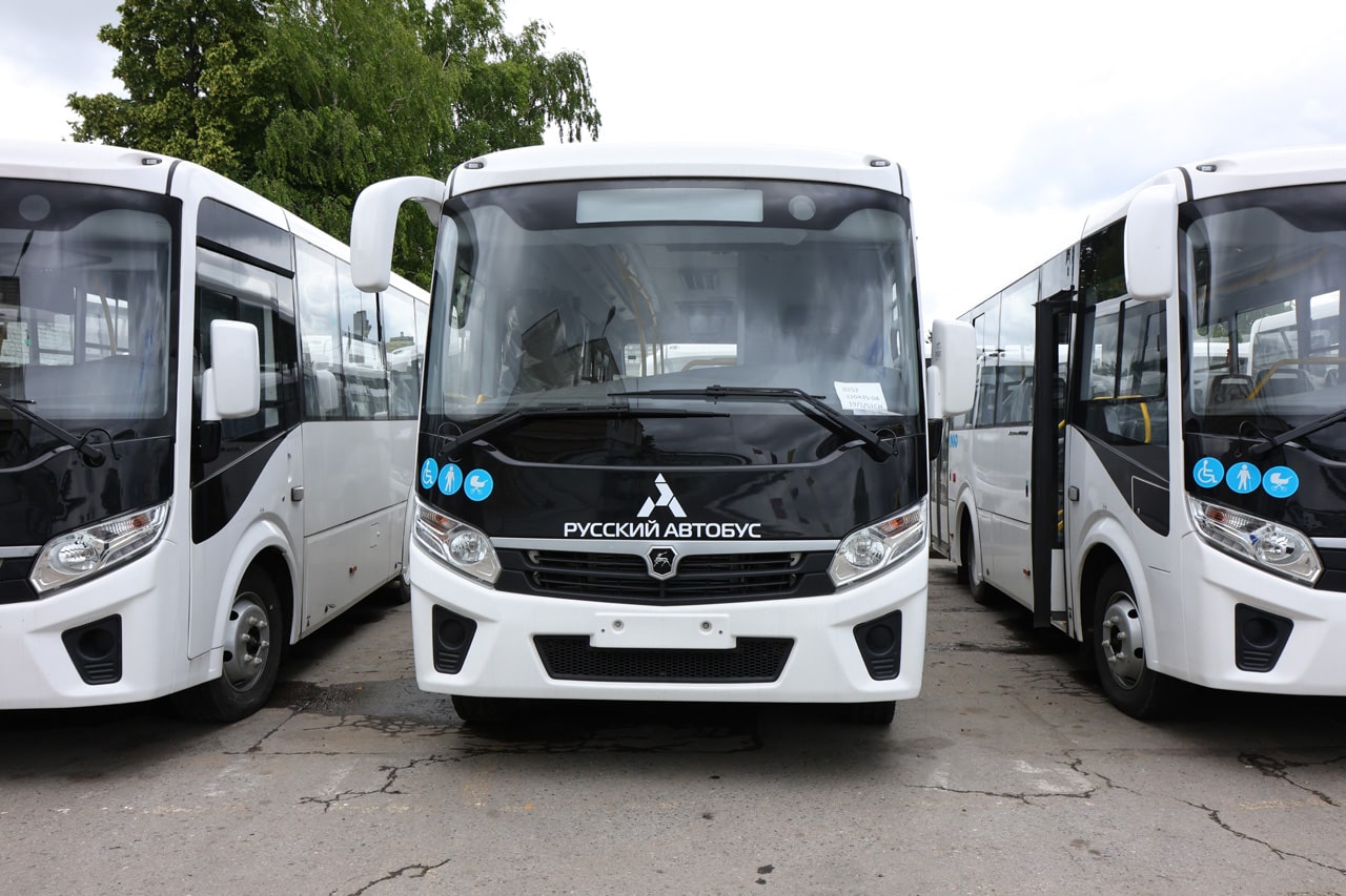 Автопарк Рязани пополнился 20 новыми автобусами Городской автопарк пополнился новыми низкопольными автобусами среднего класса. Общая вместимость общественного транспорта – не менее 52 пассажиров.