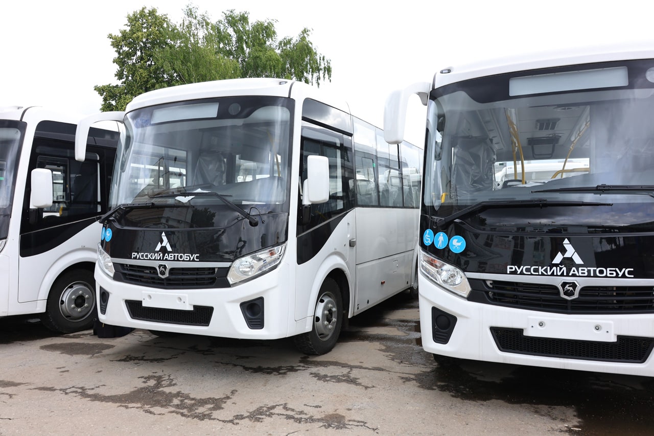 Автопарк Рязани пополнился 20 новыми автобусами Городской автопарк пополнился новыми низкопольными автобусами среднего класса. Общая вместимость общественного транспорта – не менее 52 пассажиров.
