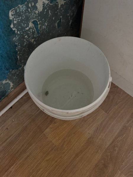 В Омской области годовалая девочка утонула в ведре с 10 сантиметрами воды В Омской области годовалая девочка утонула в ведре с 10 сантиметрами воды В Омской области годовалая девочка утонула в ведре с водой. Родители были пьяны и спали. Следственный комитет возбудил уголовное дело.