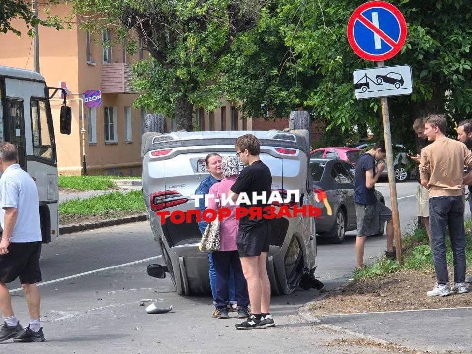 У школы в Рязани перевернулся автомобиль У школы в Рязани перевернулся автомобиль На снимках видно легковой автомобиль, лежащий на крыше, рядом стоят люди. Подробности инцидента неизвестны.