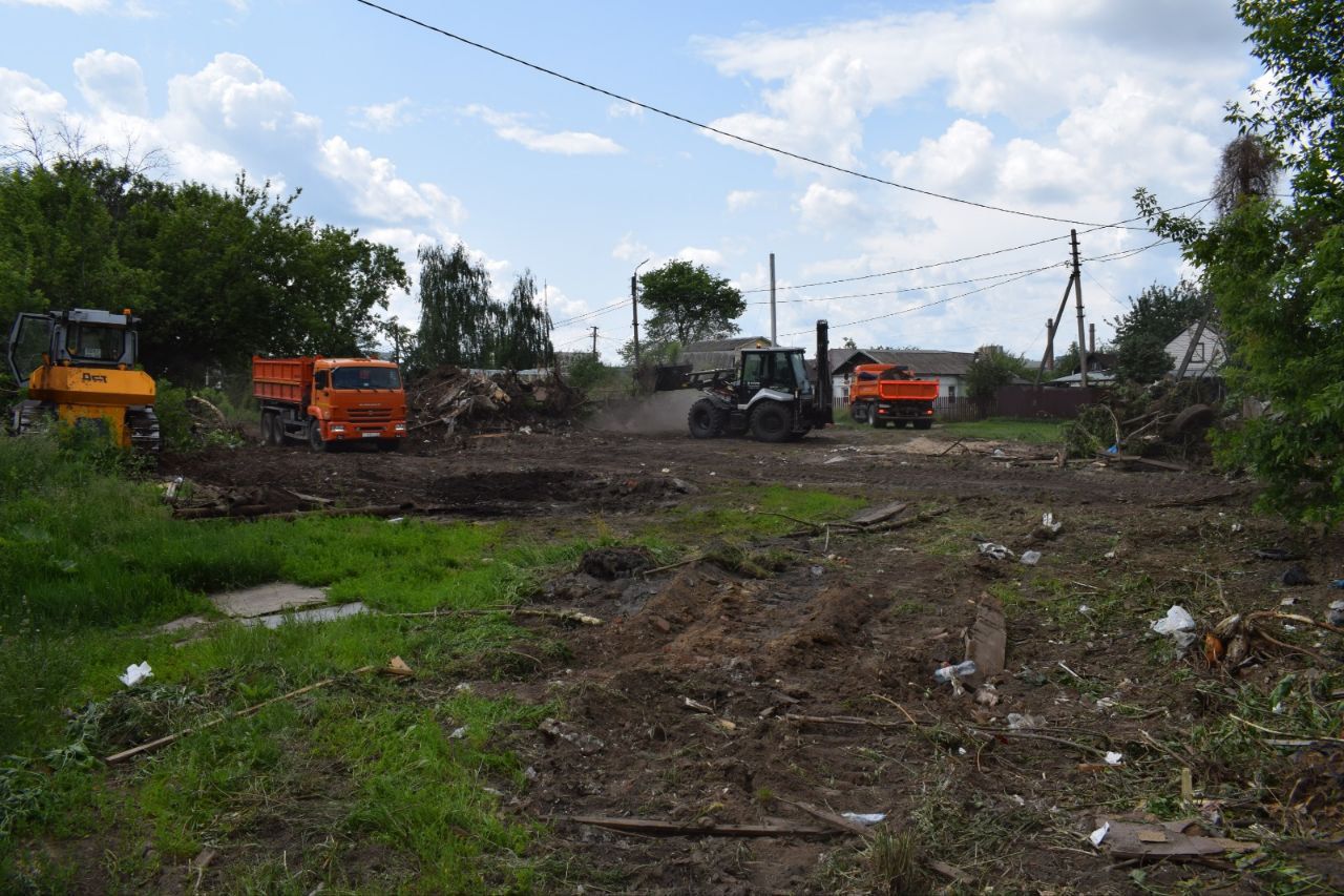 Улицу Верхнюю приведут в порядок после демонтажа незаконных построек Улицу Верхнюю приведут в порядок после демонтажа незаконных построек После сноса гаражей и сараев там остался строительный мусор.