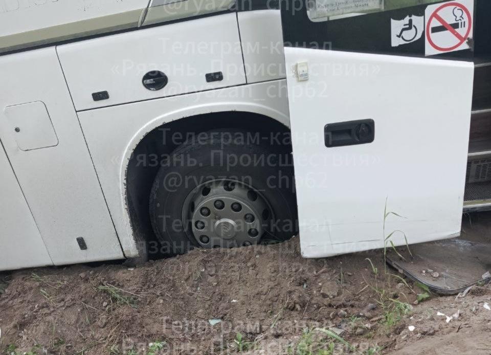Автобус попал в ДТП под Рязанью Автобус попал в ДТП под Рязанью Столкнулись пассажирский автобус и Lada Granta. По информации очевидцев, в ДТП есть пострадавшие.