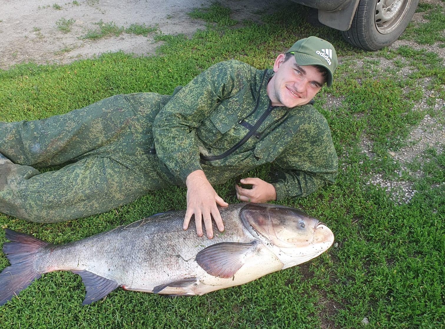 Одиннадцатиклассник поймал толстолобика весом 24 килограмма Одиннадцатиклассник поймал толстолобика весом 24 килограмма Егор Мысев поймал в пруду села Соловачево толстолобика весом 24 килограмма 400 граммов. Как рассказывает одиннадцатиклассник, рыбу он ловил на спиннинг.