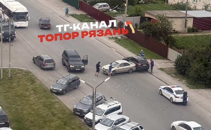 В Рязани перекрыли движение по улице Семчино из-за ДТП В Рязани перекрыли движение по улице Семчино из-за ДТП В Семчино столкнулись два автомобиля. Улица перекрыта. Как сообщают очевидцы, автобусы высаживают пассажиров на обочине