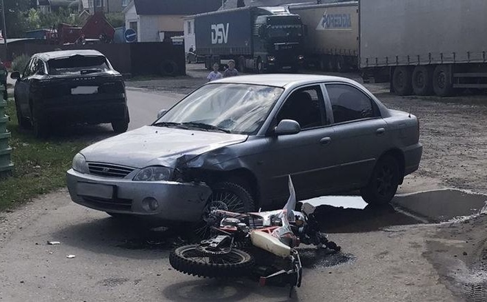 Подросток пострадал в ДТП с участием мотоцикла в Дядьково Подросток пострадал в ДТП с участием мотоцикла в Дядьково Автомобиль «Киа Спектра» столкнулся с мотоциклом, которым управлял 15-летний подросток. В результате ДТП несовершеннолетнему водителю понадобилась медпомощь.