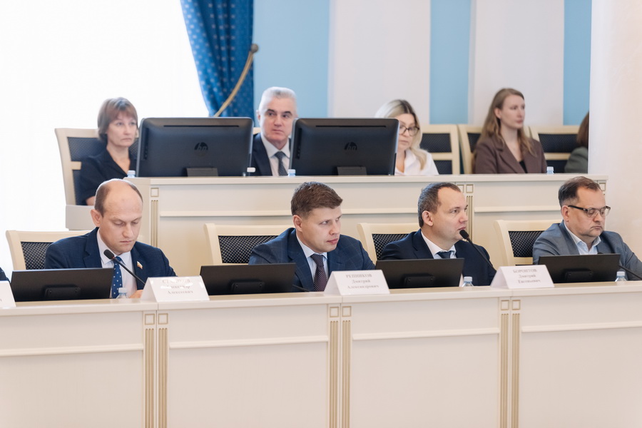Аркадий Фомин: Мы видим, что принимаемые нами законы благодаря финансовой обеспеченности реально работают Аркадий Фомин: Мы видим, что принимаемые нами законы благодаря финансовой обеспеченности реально работают На заседании, прошедшем в среду, 25 июня, депутаты регионального парламента рассмотрели и приняли закон «Об исполнении областного бюджета за 2024 год»