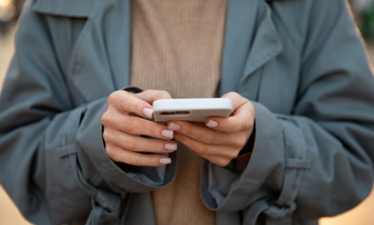 Мошенники стали чаще звонить в WhatsApp и использовать искусственный интеллект