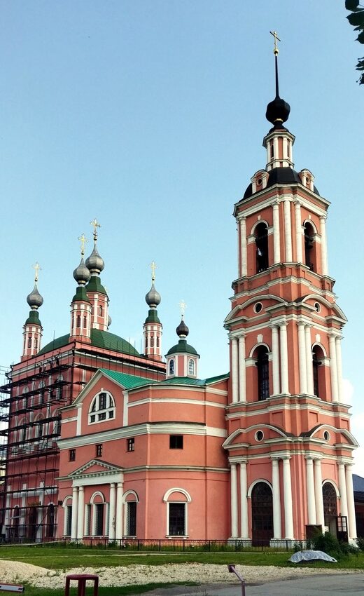 Режиссер Никита Михалков пожертвовал стройматериалы на ремонт храма в Рязани Никита Михалков передал церкви плиты ОСБ в размере 700 квадратных метров и 180 литров концентрата антисептика для обработки стропил и обрешётки. С помощью этих стройматериалов заменят крышу трапезной части храма.