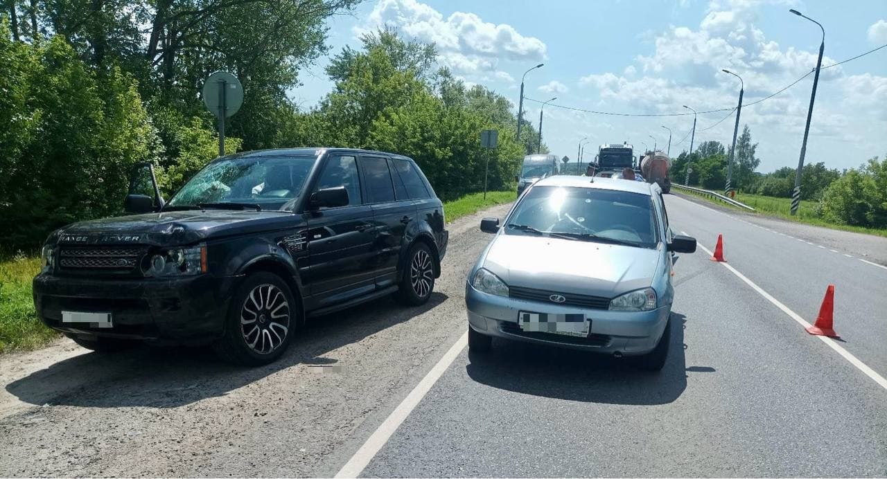 Два человека пострадали в ДТП в Захаровском районе Два человека пострадали в ДТП в Захаровском районе На 555-м километре автодороги Р-132 «Золотое кольцо» в Захаровском районе около 13:00 автомобиль «Ленд Ровер», за рулем которого находился 28-летний житель Московской области, столкнулся с машиной «Лада Калина»