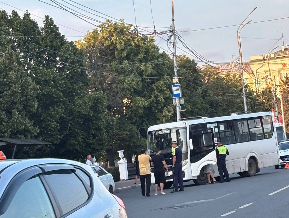 Маршрутка попала в ДТП в центре Рязани ДТП произошло на остановке «Площадь Ленина». Маршрутка №85 столкнулась с легковушкой. На месте работают сотрудники Госавтоинспекции.
