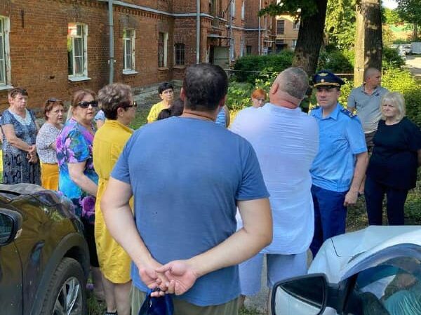 Прокуратура проверила ход ремонтных работ в доме на Октябрьском городке после пожара Прокуратура проверила ход ремонтных работ в доме на Октябрьском городке после пожара Прокурор осмотрел жилые помещения, проверил проектную документацию, встретился с представителями подрядной организации. Жильцы дома рассказали о проблемах.