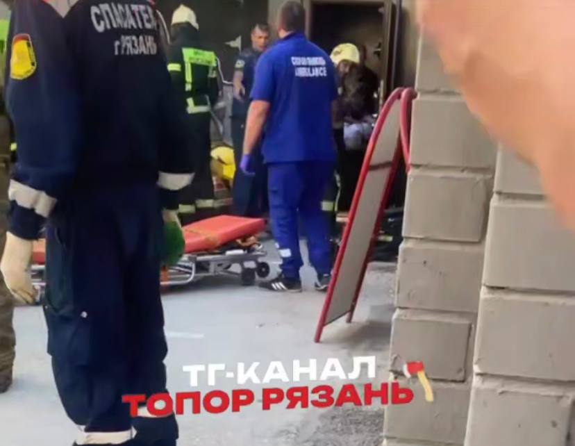 В Рязани эвакуировали ТЦ "Малина" В Рязани эвакуировали ТЦ "Малина" На месте работают сотрудники скорой помощи и МЧС.