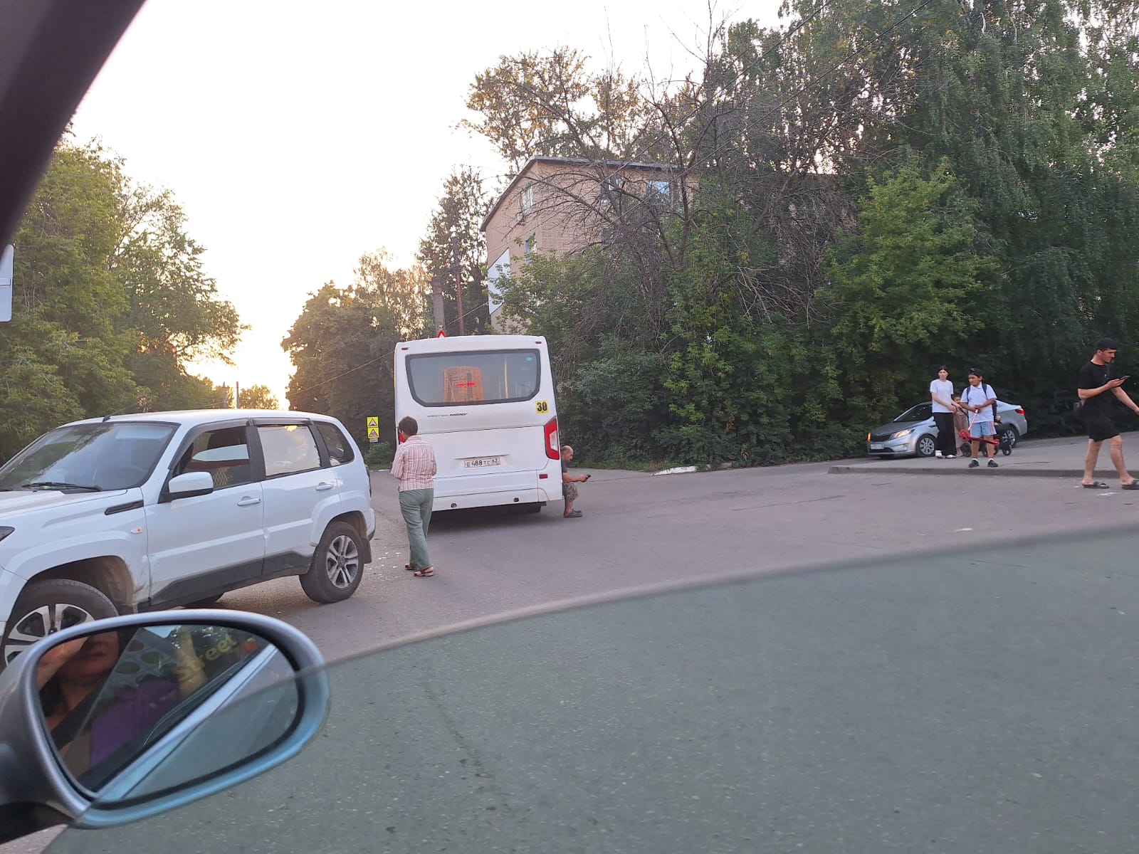 Маршрутка попала в ДТП на улице Гоголя, движение перекрыто Маршрутка попала в ДТП на улице Гоголя, движение перекрыто На улице Гоголя столкнулись маршрутка и автомобиль «Нива». Из-за ДТП оказалась перекрыта вся улица.