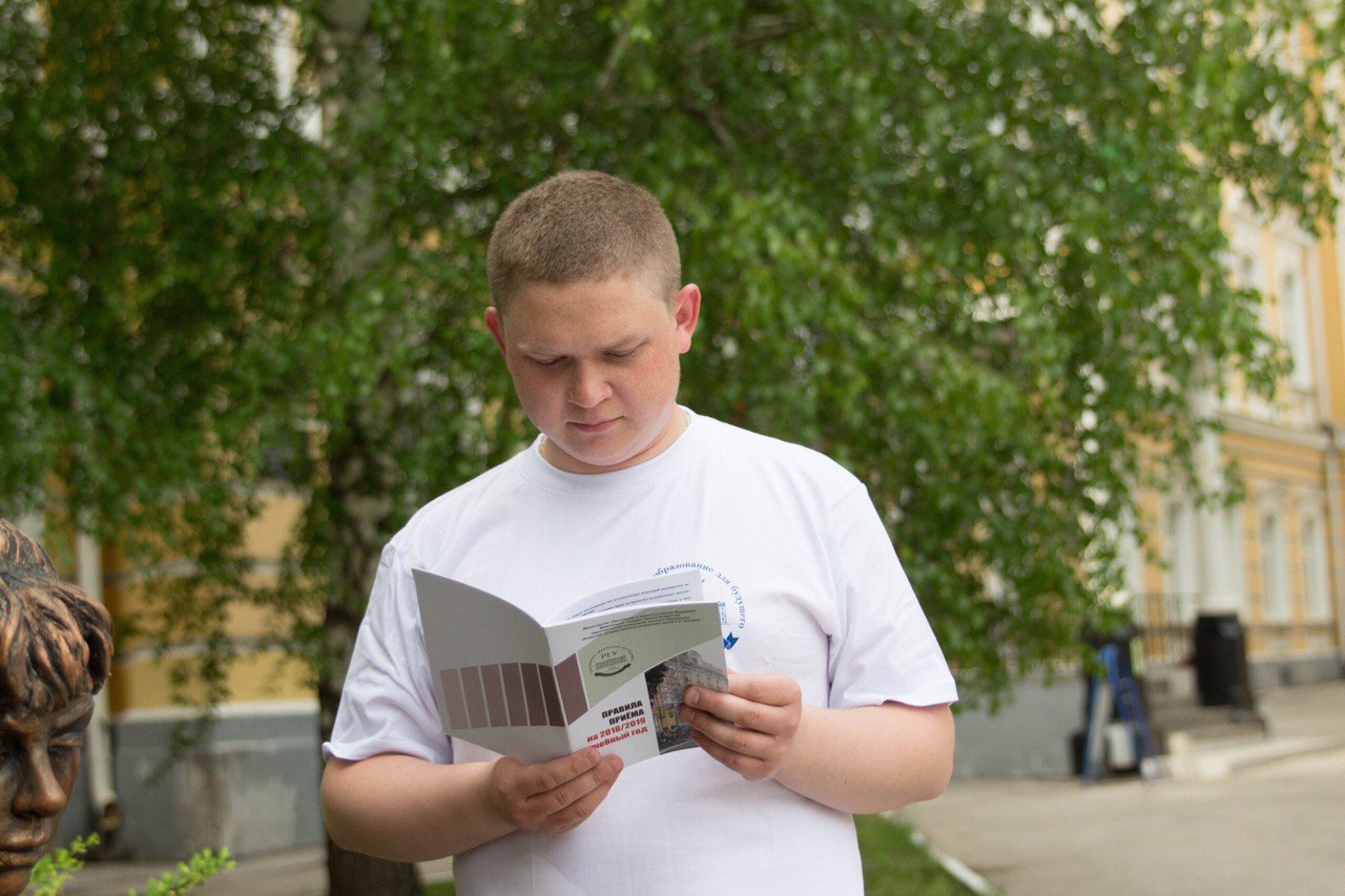 «Хотелось чего-то большего, глубже копать»: Илья Фирсин — о том, как детское увлечение химией переросло в дело всей жизни «Хотелось чего-то большего, глубже копать»: Илья Фирсин — о том, как детское увлечение химией переросло в дело всей жизни Опыты, реактивы он полюбил с самого детства. Пока соседские парни играли в футбол, Илья Фирсин штудировал учебники химии, чтобы в будущем сделать жизнь людей лучше с помощью науки.
