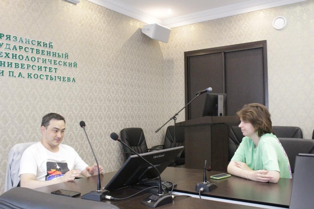 «Успешное хозяйство складывается из четырёх букв «К»: Карим Кулибеков — о том, как работают современные молочные роботизированные фермы «Успешное хозяйство складывается из четырёх букв «К»: Карим Кулибеков — о том, как работают современные молочные роботизированные фермы В его работе роботы и коровы «встречаются» в единой плоскости. Звучит футуристично, однако, это наша реальность!