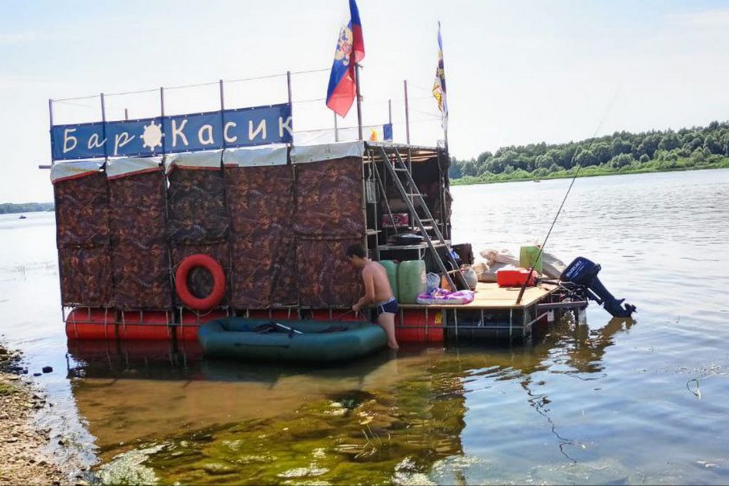 Шесть жителей Касимова отправились в сплав по Оке на самодельном плоту Шесть жителей Касимова отправились в сплав по Оке на самодельном плоту Ранее команда уже сплавлялась по реке, но по другому маршруту. Как рассказывает создатель плота Виктор Логинов, два раза компания путешествовала от Рязани до Касимова.