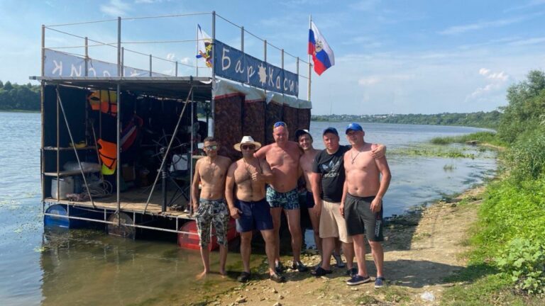 Шесть жителей Касимова отправились в сплав по Оке на самодельном плоту