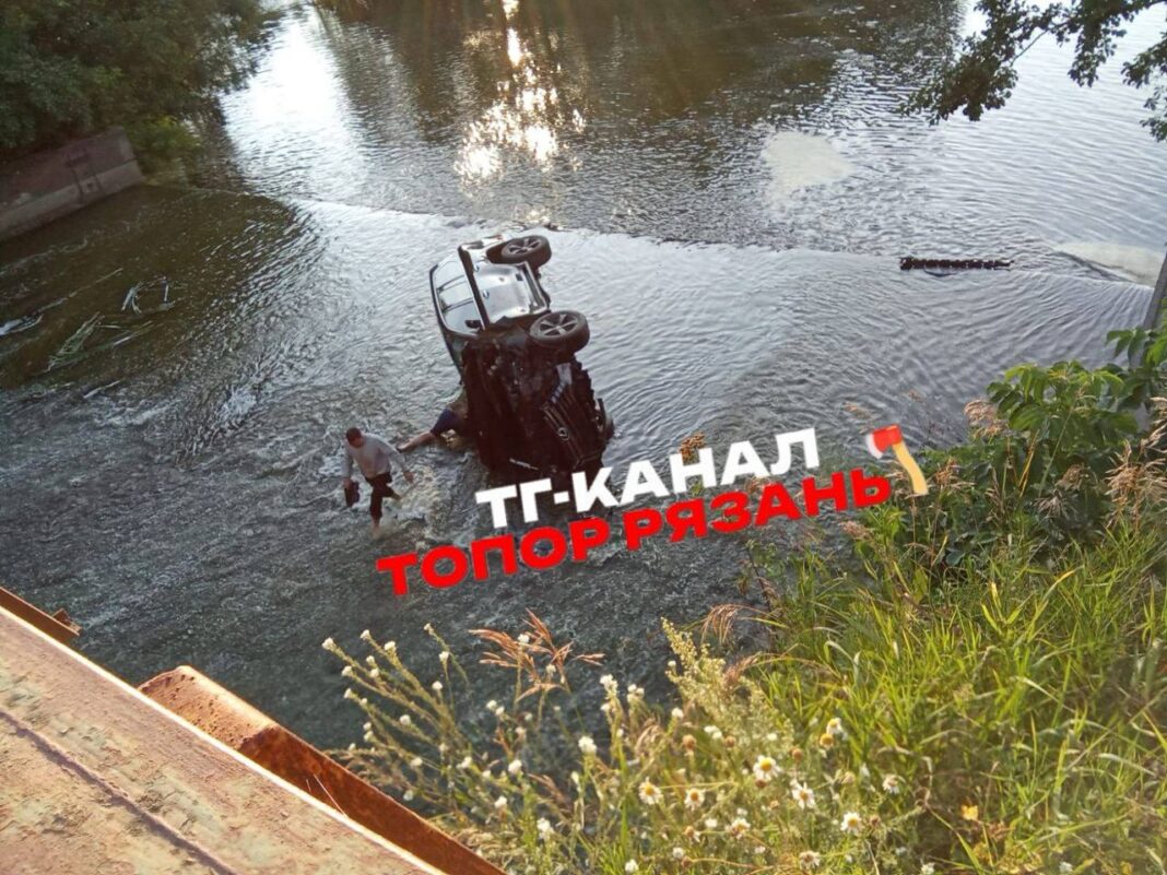 лексус в воде