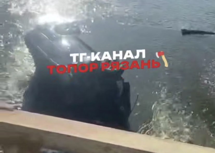 Лексус съехал в пруд с моста в Рязанской области Лексус съехал в пруд с моста в Рязанской области Водитель и пассажиры отделались лёгким испугом.