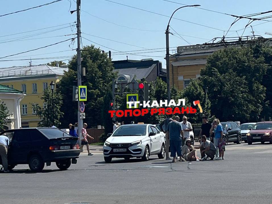 В центре Рязани сбили мотоциклистку В центре Рязани сбили мотоциклистку ДТП произошло на площади Ленина, на перекрёстке Первомайского проспекта с улицей Маяковского. По словам очевидца, девушка жива, она сидит на асфальте.