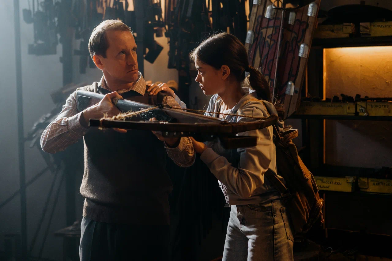 СТС покажет сериал «Осторожно, люди!» про инопланетянина в теле филолога СТС покажет сериал «Осторожно, люди!» про инопланетянина в теле филолога Проект создан командой, работавшей над хитами «Как Деревянко Ломоносова играл» и «Родком». В главных ролях — Андрей Некрасов, Ангелина Стречина, Артём Волобуев, Екатерина Вилкова, Александр Семчев, Инга Оболдина и Михаил Евланов.