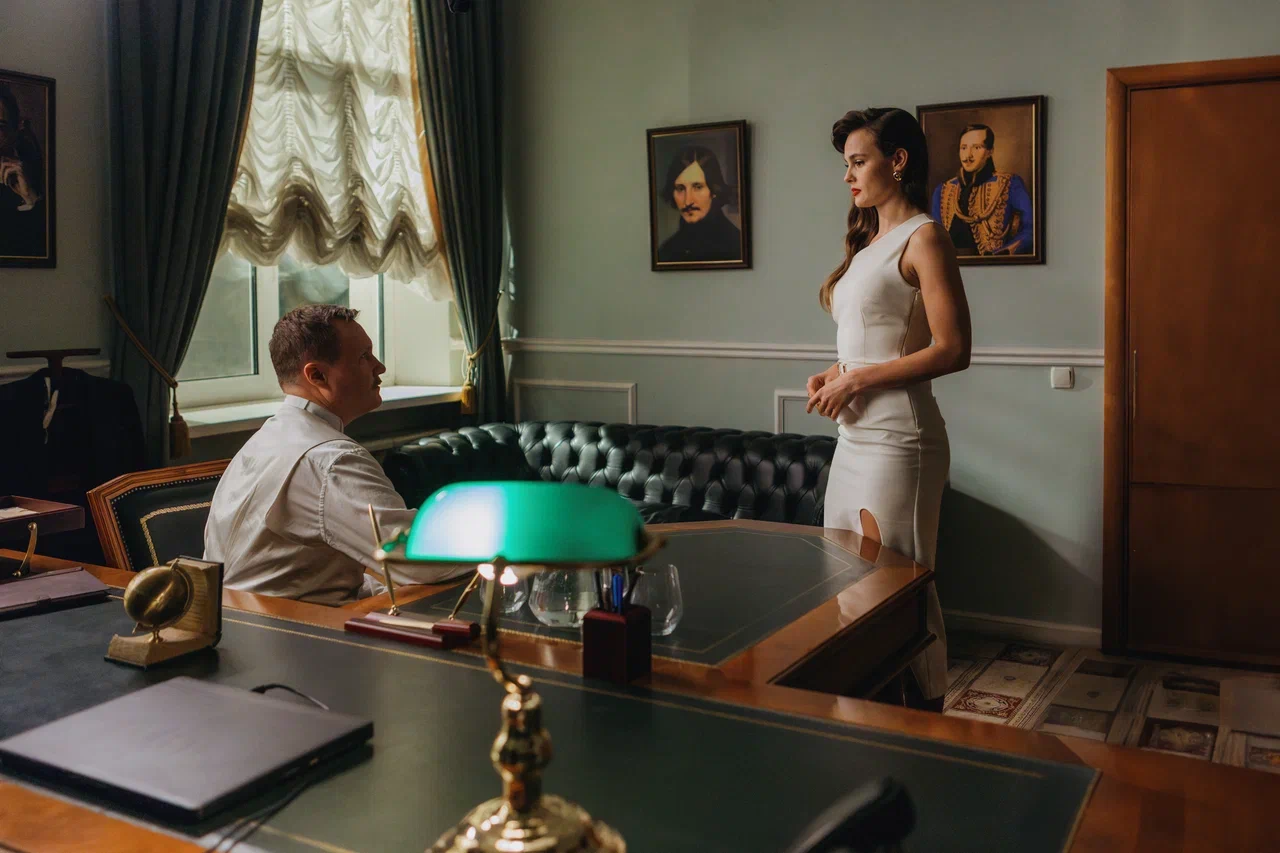 СТС покажет сериал «Осторожно, люди!» про инопланетянина в теле филолога СТС покажет сериал «Осторожно, люди!» про инопланетянина в теле филолога Проект создан командой, работавшей над хитами «Как Деревянко Ломоносова играл» и «Родком». В главных ролях — Андрей Некрасов, Ангелина Стречина, Артём Волобуев, Екатерина Вилкова, Александр Семчев, Инга Оболдина и Михаил Евланов.