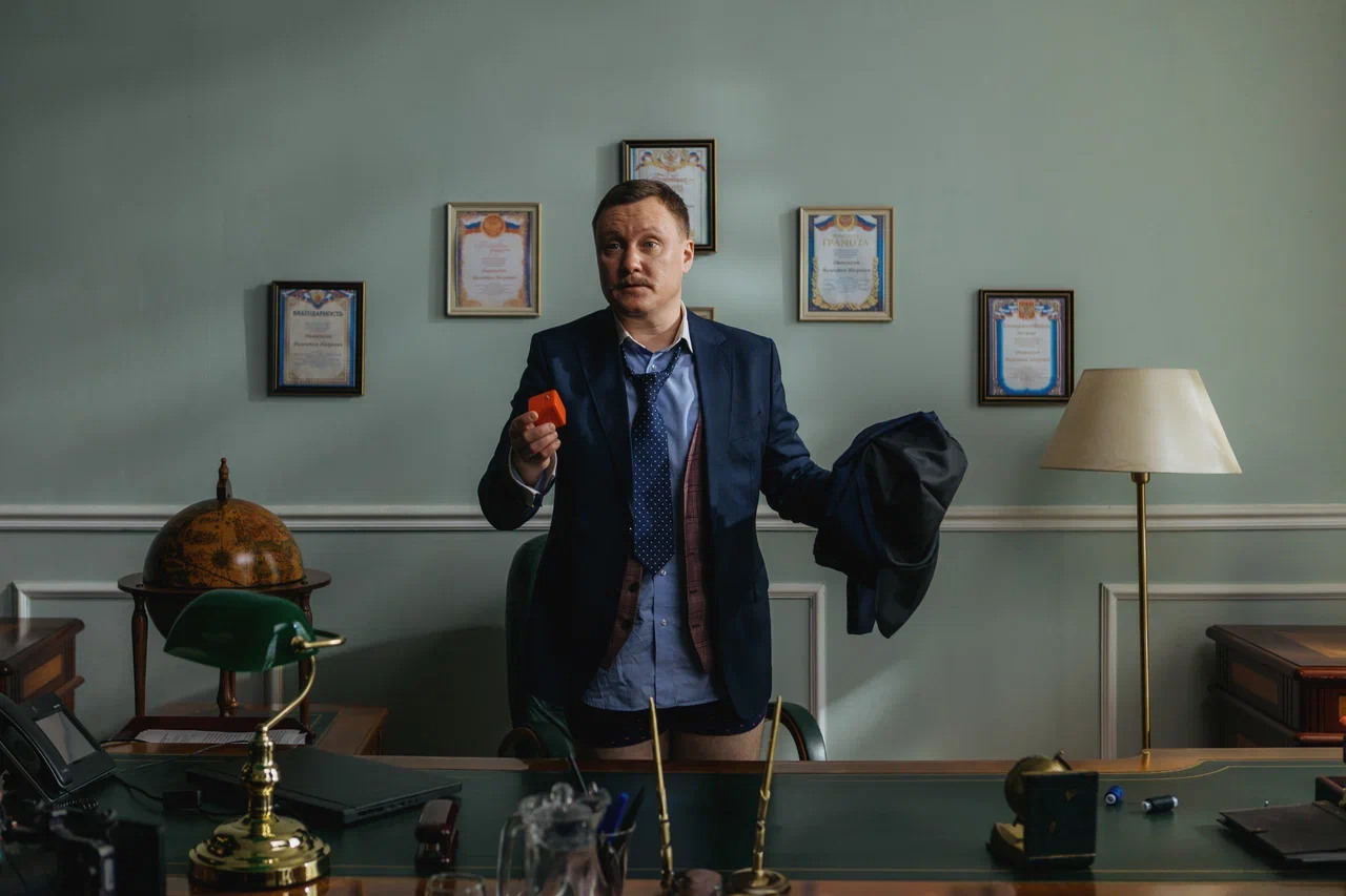 СТС покажет сериал «Осторожно, люди!» про инопланетянина в теле филолога СТС покажет сериал «Осторожно, люди!» про инопланетянина в теле филолога Проект создан командой, работавшей над хитами «Как Деревянко Ломоносова играл» и «Родком». В главных ролях — Андрей Некрасов, Ангелина Стречина, Артём Волобуев, Екатерина Вилкова, Александр Семчев, Инга Оболдина и Михаил Евланов.