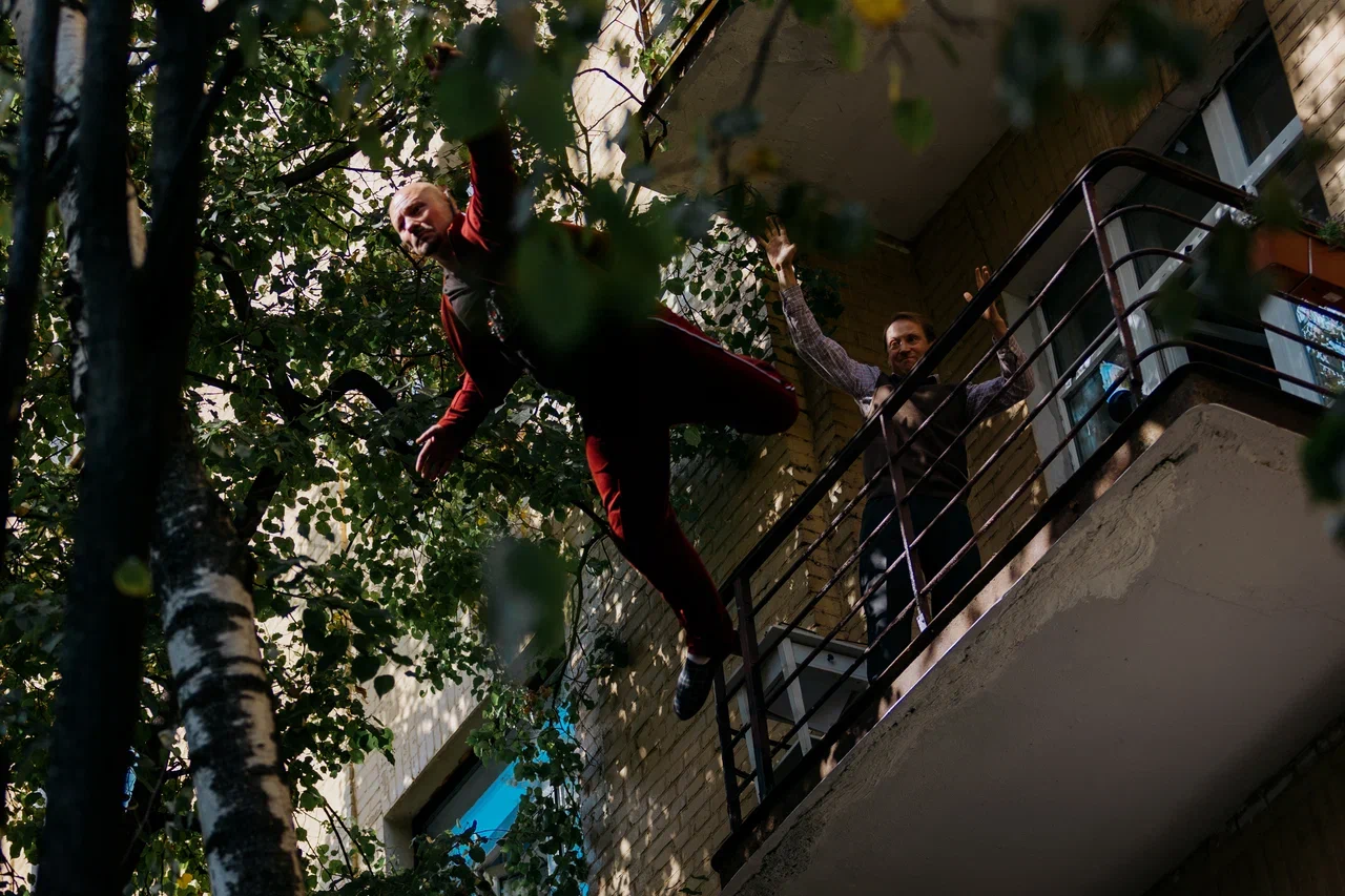 СТС покажет сериал «Осторожно, люди!» про инопланетянина в теле филолога СТС покажет сериал «Осторожно, люди!» про инопланетянина в теле филолога Проект создан командой, работавшей над хитами «Как Деревянко Ломоносова играл» и «Родком». В главных ролях — Андрей Некрасов, Ангелина Стречина, Артём Волобуев, Екатерина Вилкова, Александр Семчев, Инга Оболдина и Михаил Евланов.