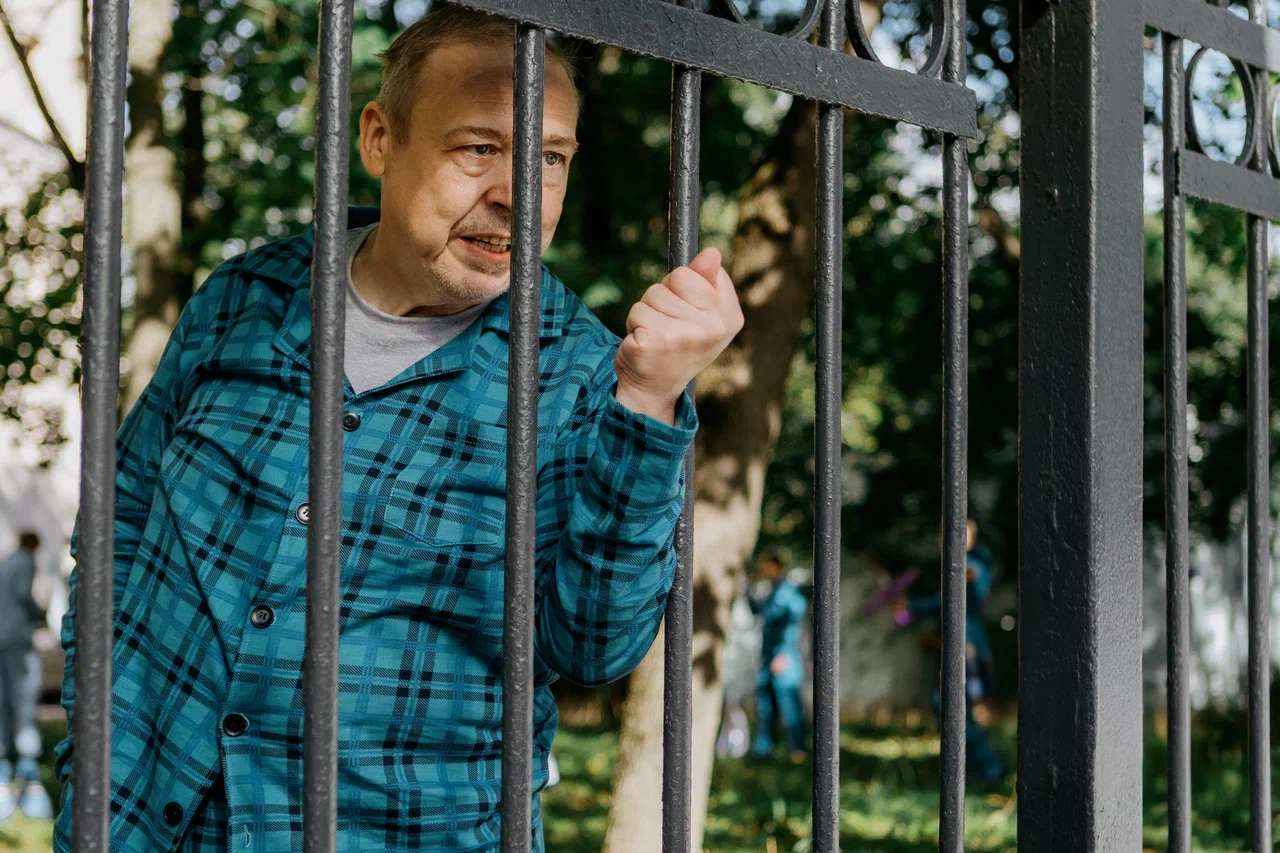 СТС покажет сериал «Осторожно, люди!» про инопланетянина в теле филолога СТС покажет сериал «Осторожно, люди!» про инопланетянина в теле филолога Проект создан командой, работавшей над хитами «Как Деревянко Ломоносова играл» и «Родком». В главных ролях — Андрей Некрасов, Ангелина Стречина, Артём Волобуев, Екатерина Вилкова, Александр Семчев, Инга Оболдина и Михаил Евланов.