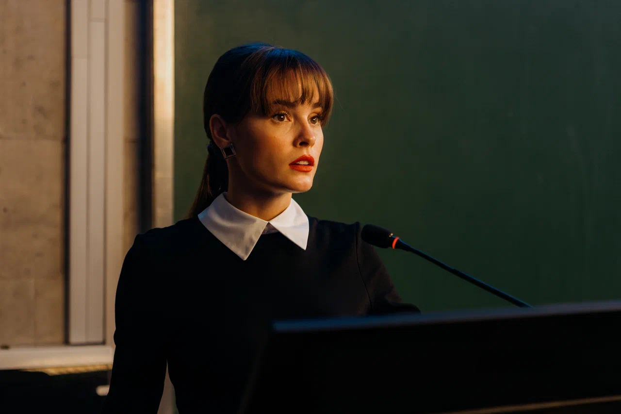 СТС покажет сериал «Осторожно, люди!» про инопланетянина в теле филолога СТС покажет сериал «Осторожно, люди!» про инопланетянина в теле филолога Проект создан командой, работавшей над хитами «Как Деревянко Ломоносова играл» и «Родком». В главных ролях — Андрей Некрасов, Ангелина Стречина, Артём Волобуев, Екатерина Вилкова, Александр Семчев, Инга Оболдина и Михаил Евланов.