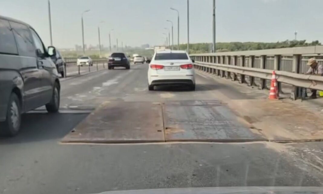 железная плита на мосту через Оку в Рязани-min