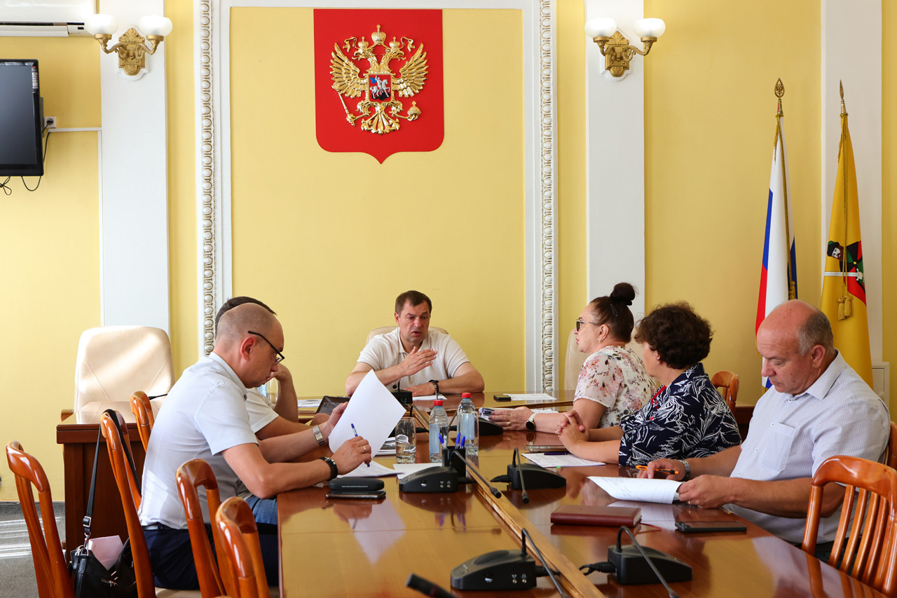 Виталий Артёмов провёл личный приём граждан: обсуждались вопросы благоустройства и расселения жилья Виталий Артёмов провёл личный приём граждан: обсуждались вопросы благоустройства и расселения жилья Глава администрации Рязани Виталий Артёмов провёл личный приём граждан, в ходе которого жители города обратились с вопросами, касающимися ремонта дорог, благоустройства частного сектора и расселения аварийного жилья.