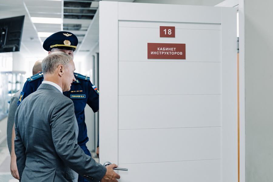 Аркадий Фомин посетил пункт отбора на военную службу по контракту Аркадий Фомин посетил пункт отбора на военную службу по контракту Председатель Рязанской областной Думы Аркадий Фомин вместе с депутатами Александром Шевыревым и Романом Иголкиным, а также с участником региональной программы «Герои62» Константином Пановым посетил пункт отбора на военную службу по контракту, расположенный в Рязани на улице Каширина.