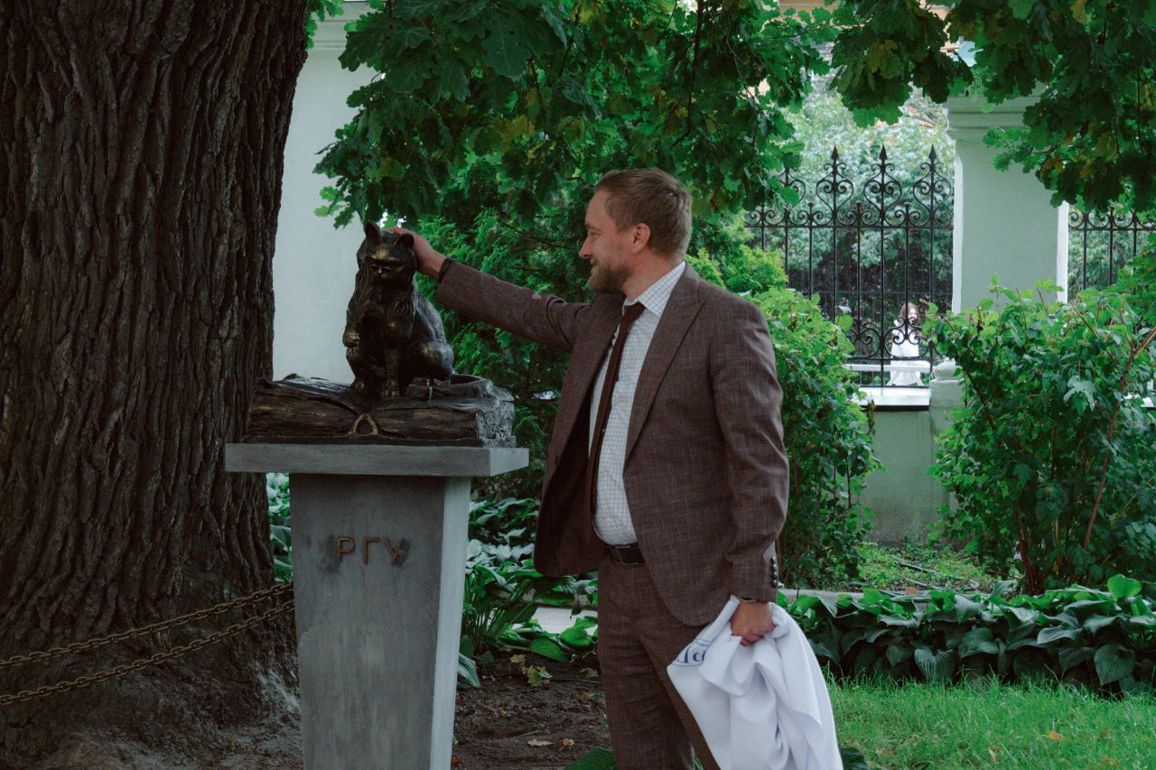 «Кот учёный» появился на территории РГУ имени С.А. Есенина Жанровая скульптура установлена в год 110-летия университета у дуба, которому насчитывается больше 140 лет.