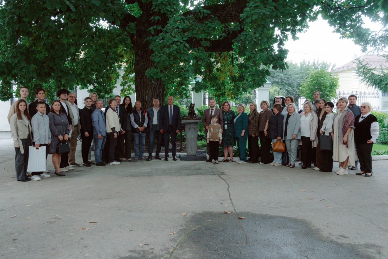 «Кот учёный» появился на территории РГУ имени С.А. Есенина Жанровая скульптура установлена в год 110-летия университета у дуба, которому насчитывается больше 140 лет.