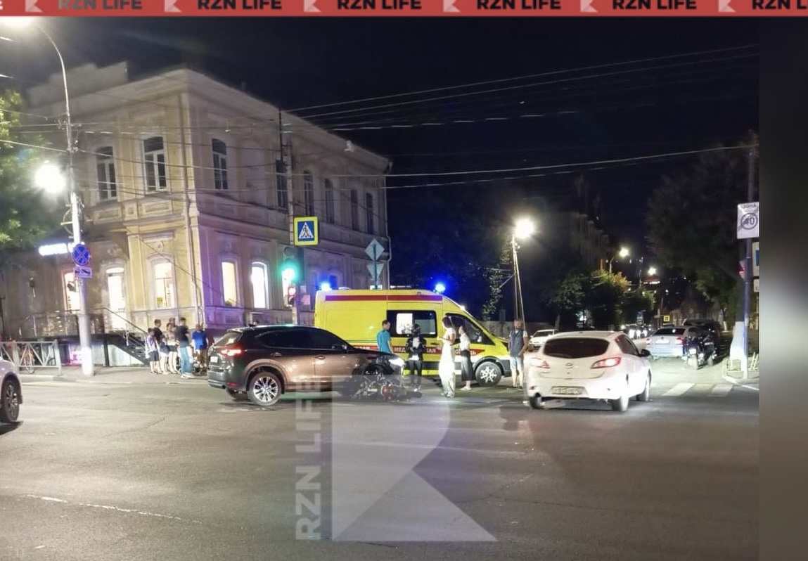 Серьезное ДТП между мотоциклом и автомобилем произошло в центре Рязани Серьезное ДТП между мотоциклом и автомобилем произошло в центре Рязани Возле цирка столкнулись автомобиль и мотоцикл. На месте работают сотрудники скорой помощи. Судя по фото, оба транспортных средства получили серьезные механические повреждения.