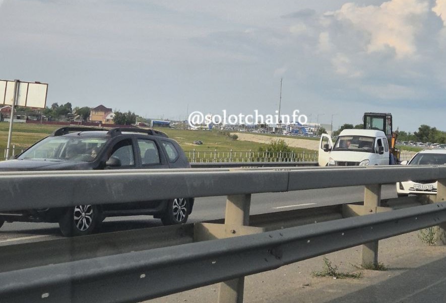 На Солотчинском мосту через Оку в сторону Рязани собралась пробка из-за сломанной газели На Солотчинском мосту через Оку в сторону Рязани собралась пробка из-за сломанной газели Пробка в сторону города начинается от «Окской жемчужины». По информации очевидцев, причина затора — сломанная газель перед мостом.