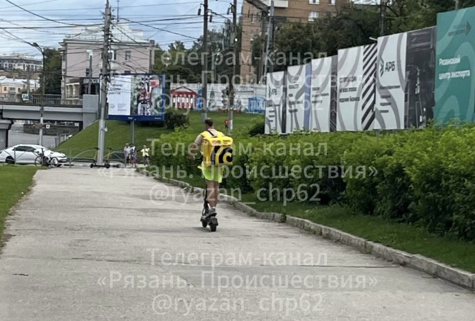 Курьер сбил 5-летнюю девочку на электросамокате в Рязани, у ребенка ЧМТ В результате происшествия ребенок получил черепно-мозговую травму и множественные ушибы.