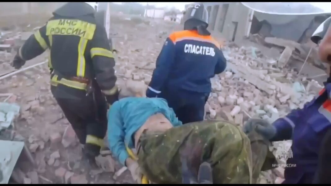 МЧС показало видео спасения людей из-под завалов на предприятии в Рязанской области