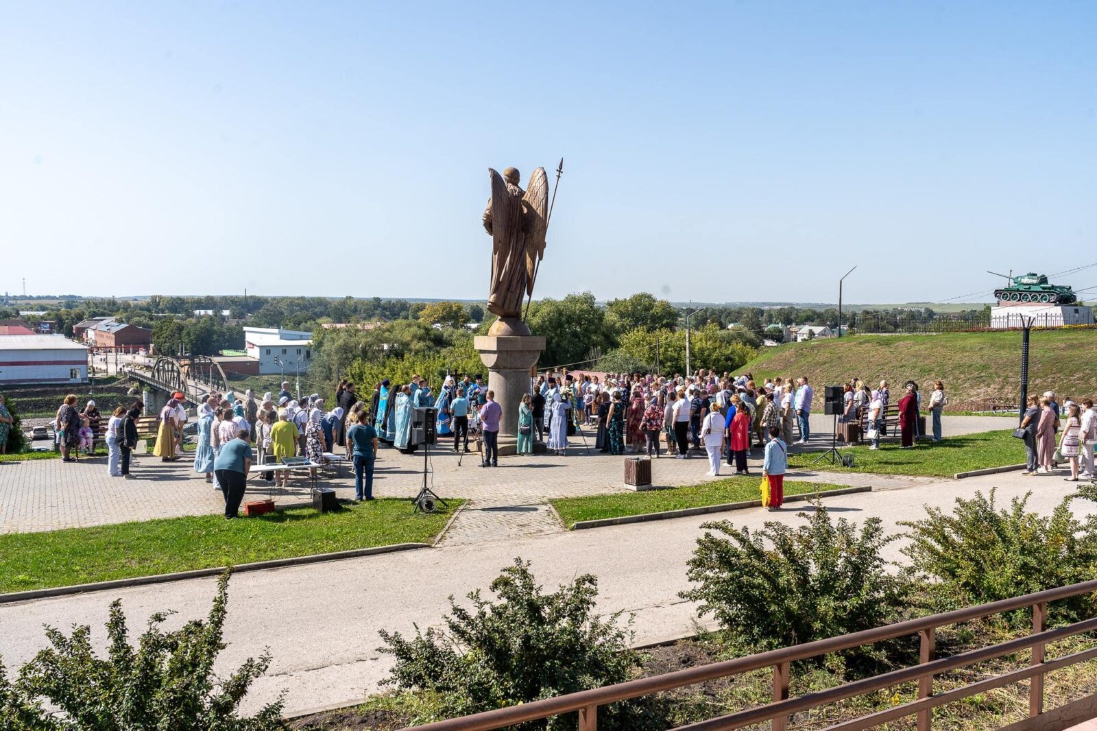 Митрополит Марк совершил молебен в 474-ую годовщину города Михайлова Митрополит Марк совершил молебен в 474-ую годовщину города Михайлова Все пришедшие на Соборную гору молились предводителю Небесных сил, чтобы город возрастал в православии и возрождался не только внешне, но и в духовной жизни.