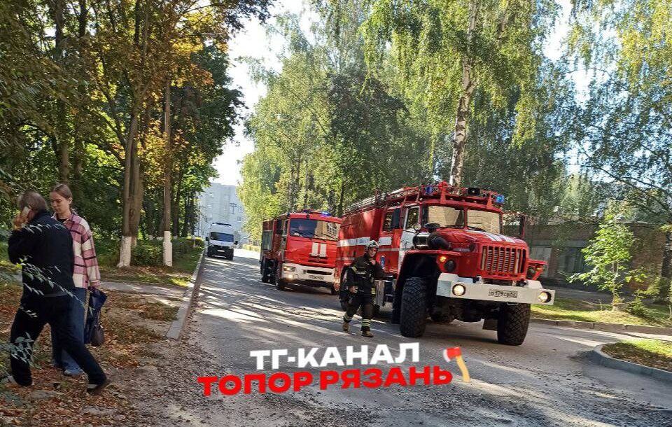 Около Рязанской ОКБ заметили скопление экстренных служб Около Рязанской ОКБ заметили скопление экстренных служб В пресс-службе регионального МЧС сообщили, что произошло короткое замыкание без последующего возгорания.