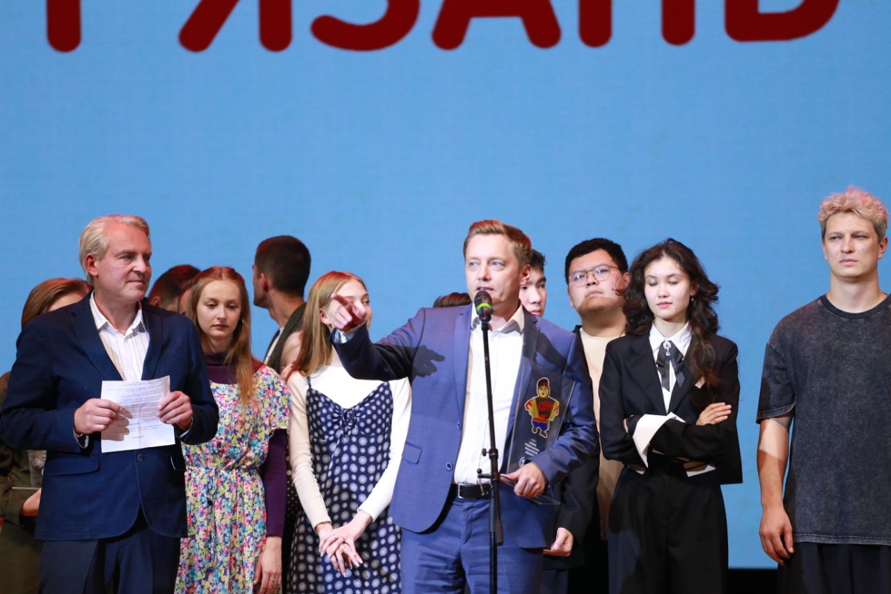 На юбилейном фестивале КВН «Поющий Косопуз» пели, плясали, женили и поздравляли Рязань с 930-летием Город отмечает круглую дату, и его верный спутник, фестиваль, тоже сияет в свой праздничный год!