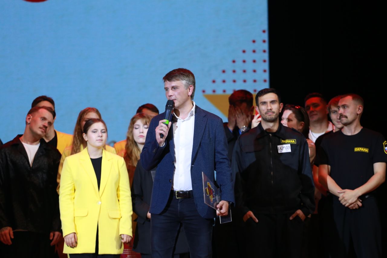 На юбилейном фестивале КВН «Поющий Косопуз» пели, плясали, женили и поздравляли Рязань с 930-летием Город отмечает круглую дату, и его верный спутник, фестиваль, тоже сияет в свой праздничный год!