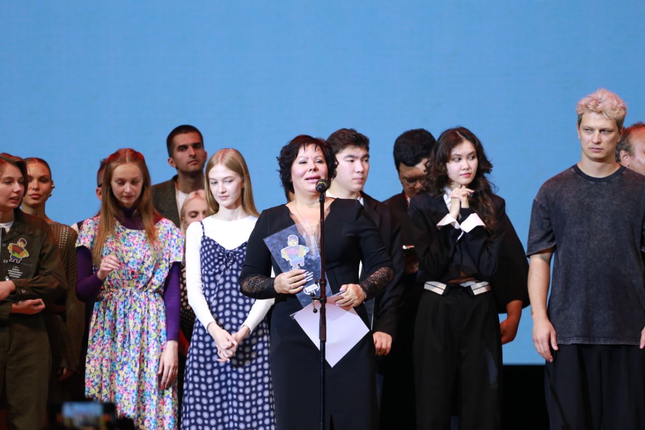 На юбилейном фестивале КВН «Поющий Косопуз» пели, плясали, женили и поздравляли Рязань с 930-летием Город отмечает круглую дату, и его верный спутник, фестиваль, тоже сияет в свой праздничный год!