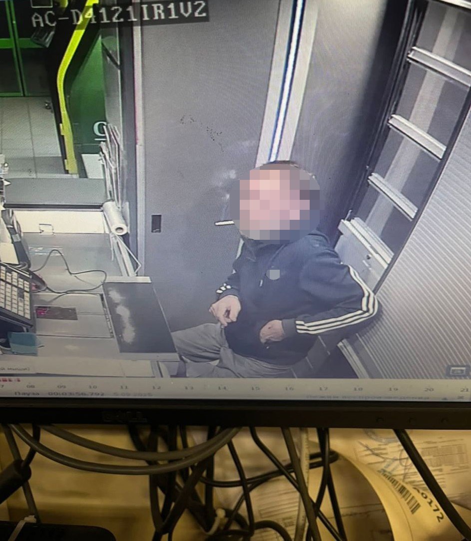 В Рязани вор залез в магазин, выпил и уснул за кассой В Рязани вор залез в магазин, выпил и уснул за кассой Рязанец вечером, после распития спиртных напитков в кафе, гулял по улицам города. В какой-то момент мужчина захотел еще алкоголя.