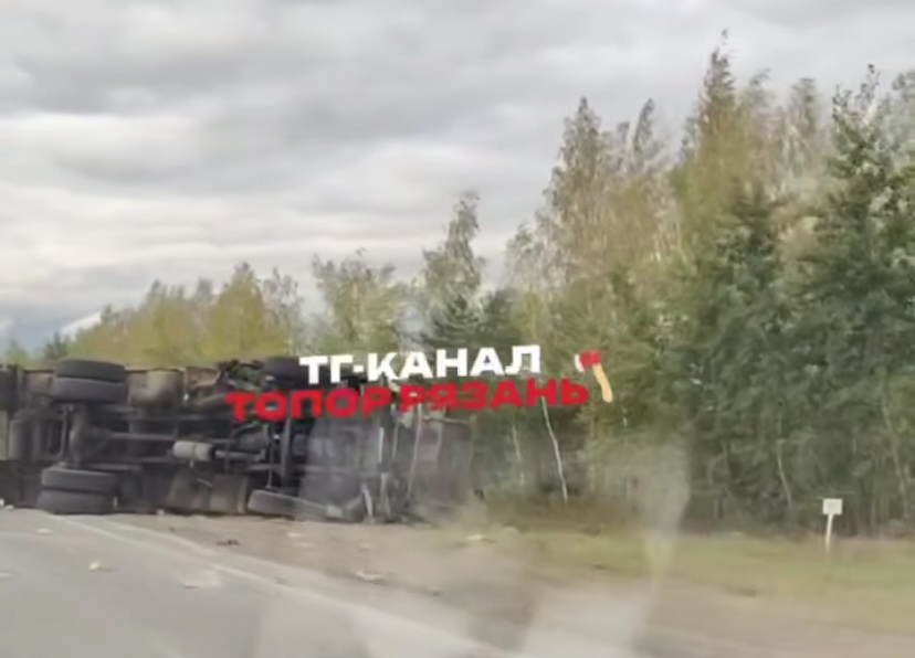 перевернулся мусоровоз