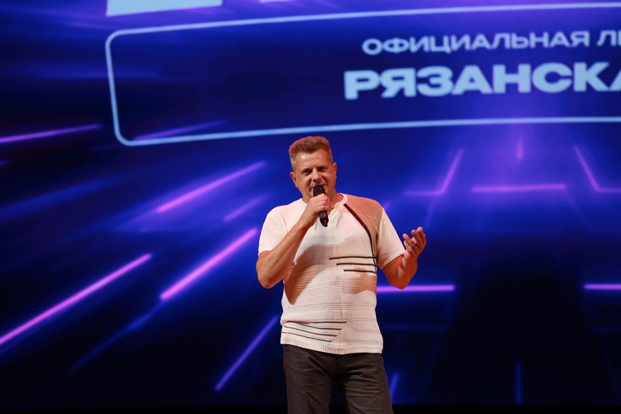 На юбилейном фестивале КВН «Поющий Косопуз» пели, плясали, женили и поздравляли Рязань с 930-летием Город отмечает круглую дату, и его верный спутник, фестиваль, тоже сияет в свой праздничный год!