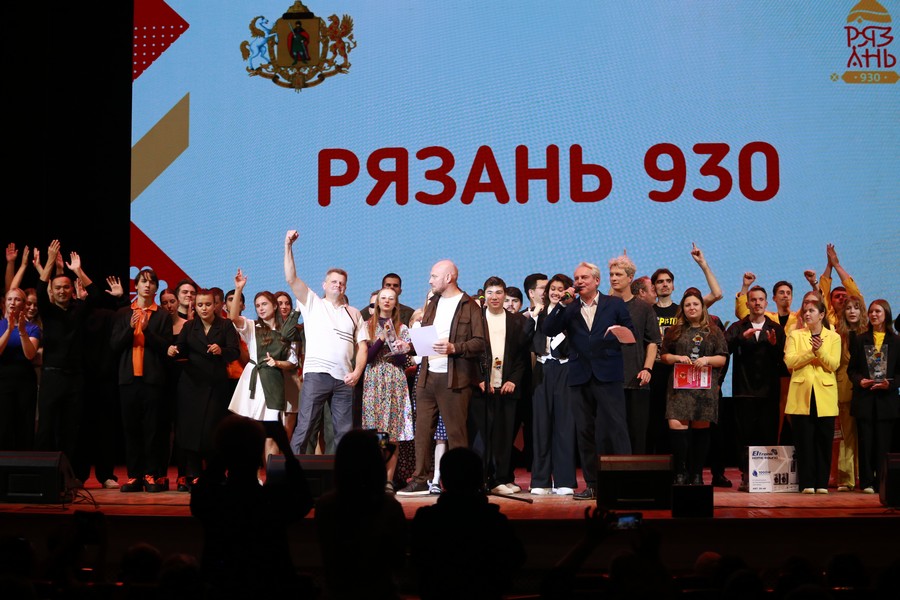 На юбилейном фестивале КВН «Поющий Косопуз» пели, плясали, женили и поздравляли Рязань с 930-летием Город отмечает круглую дату, и его верный спутник, фестиваль, тоже сияет в свой праздничный год!